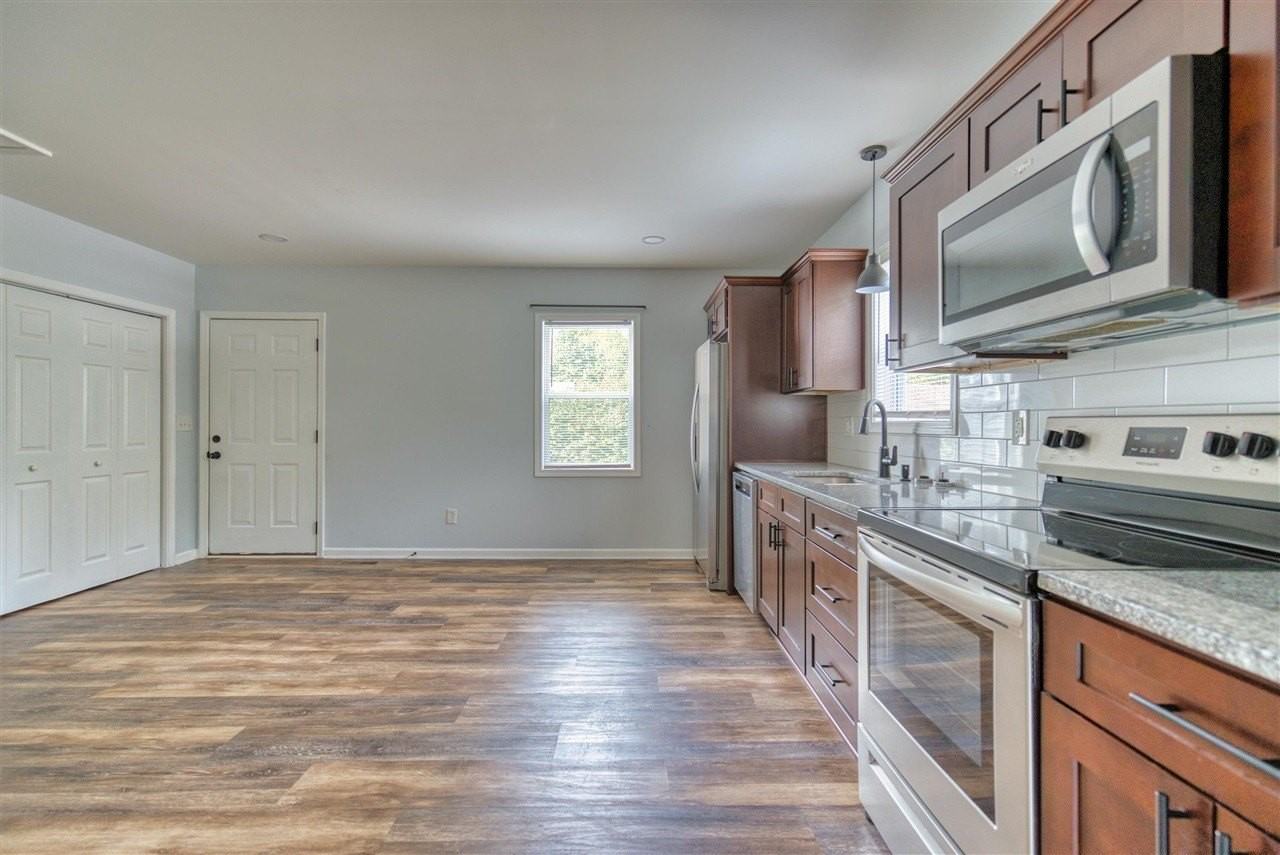 704 W 7th St #B - Photo 2 of 17