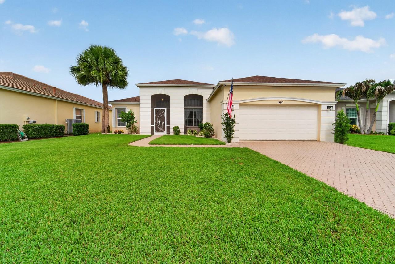 512 Sw Lake Manatee Way - Photo 2 of 49