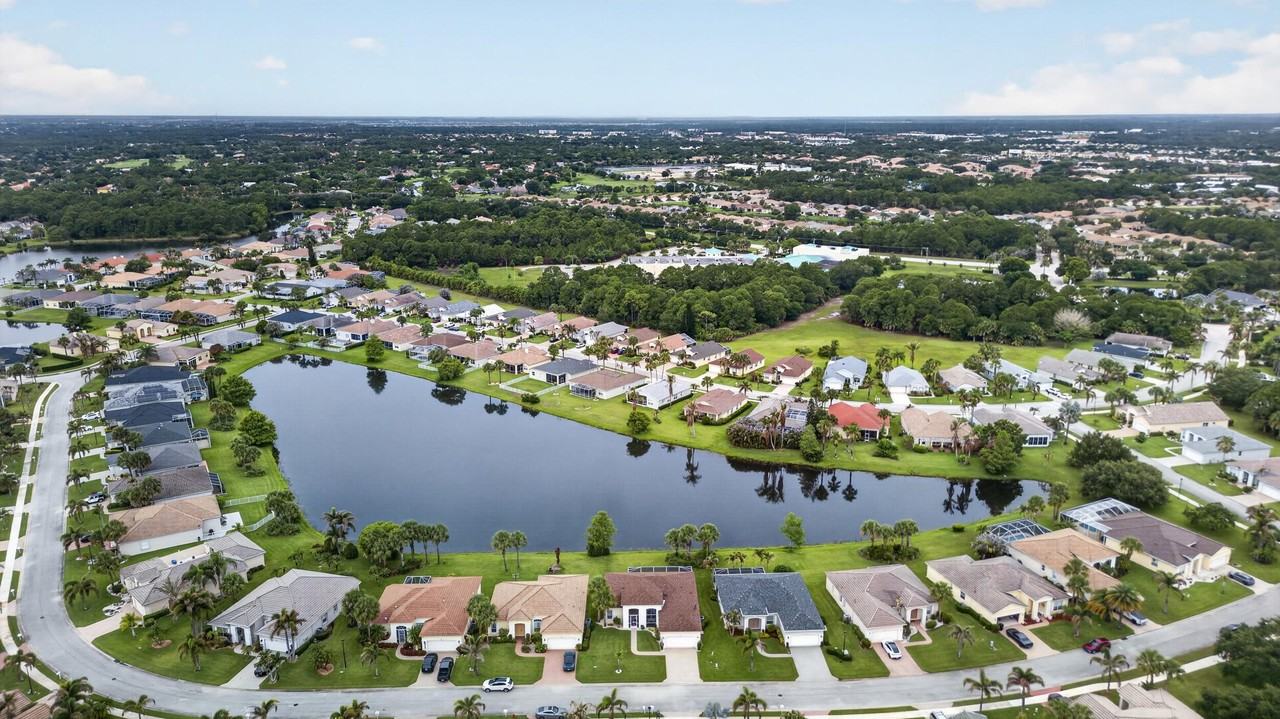 512 Sw Lake Manatee Way - Photo 3 of 49