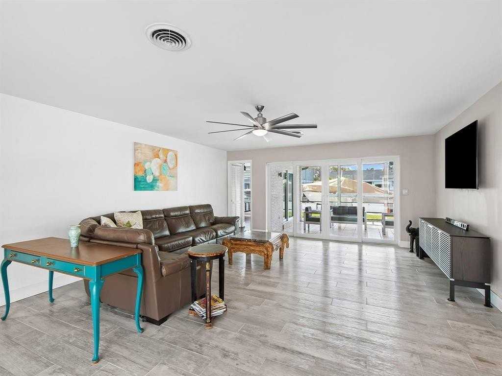 300 Se 10th St - Photo 5 of 42
