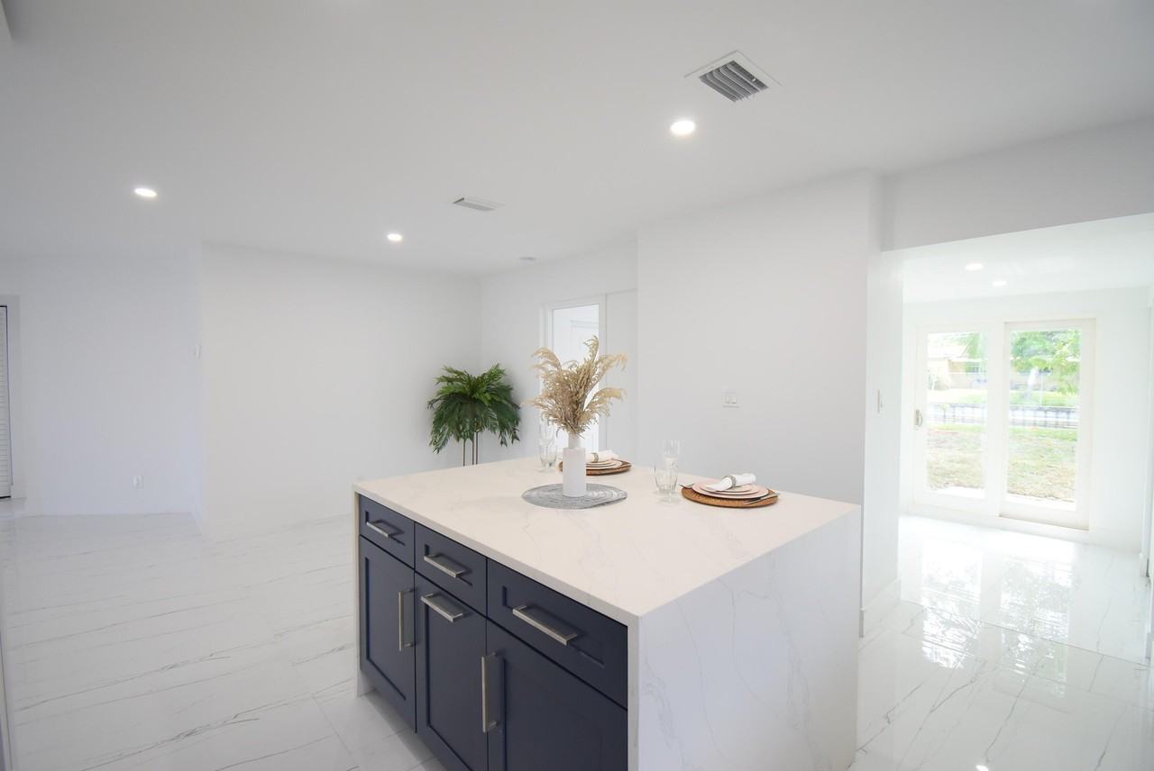 3541 Nw 37th Ave - Photo 5 of 32