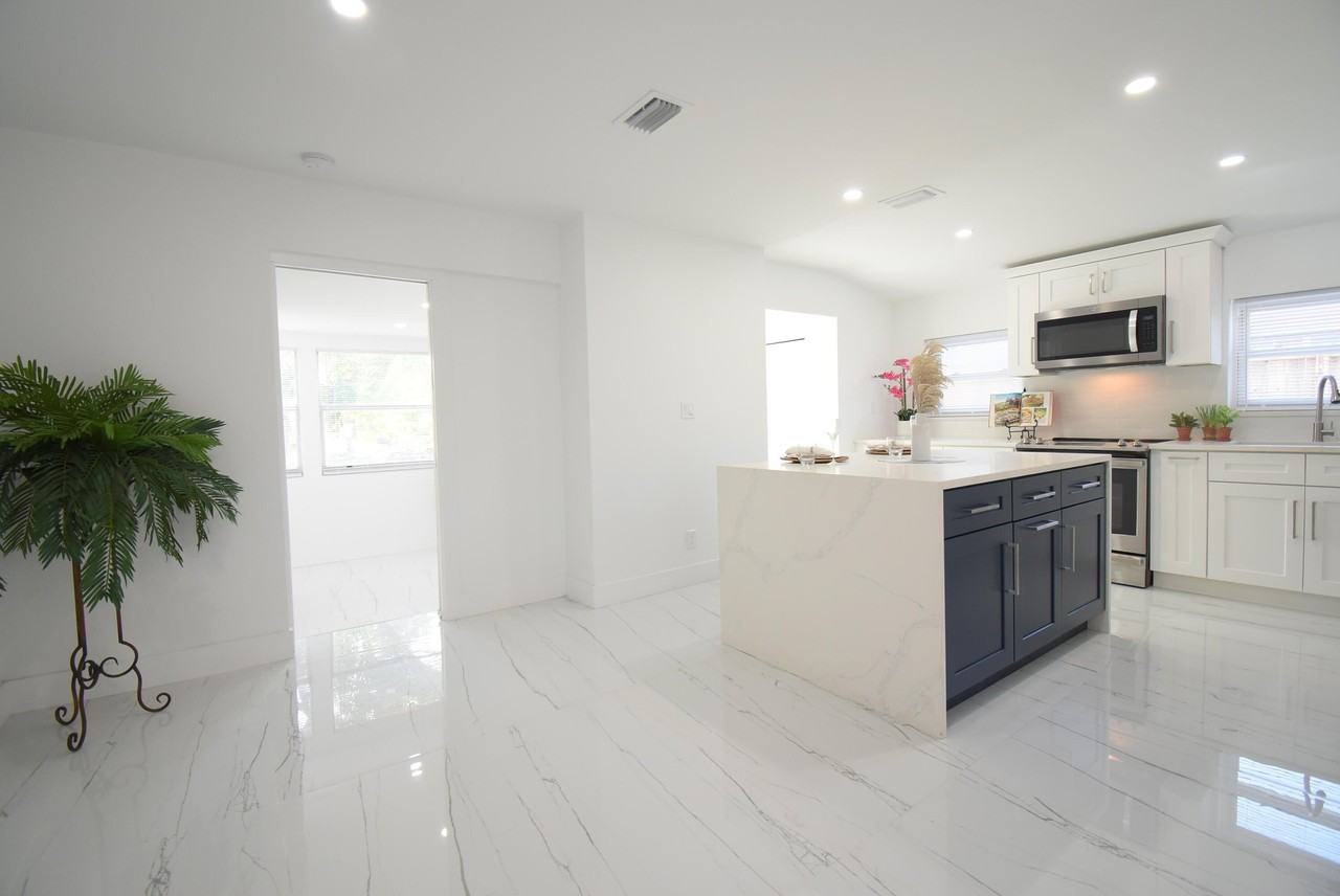 3541 Nw 37th Ave - Photo 6 of 32