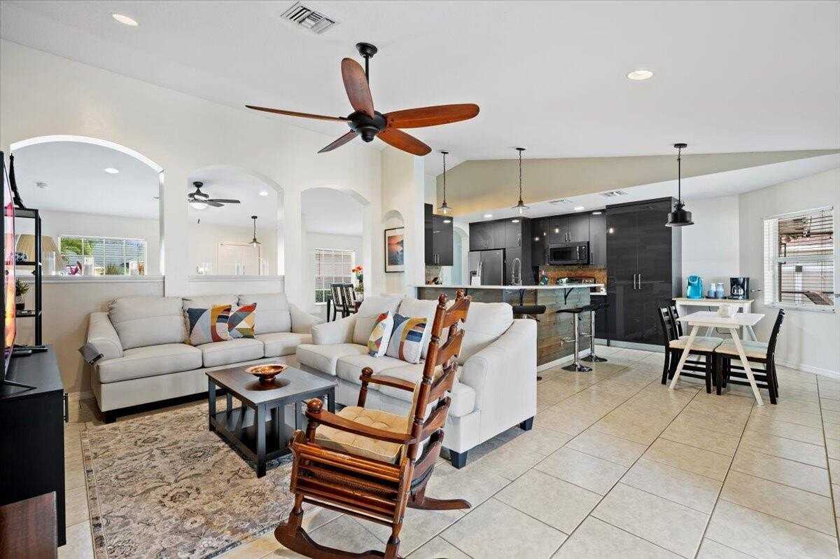 918 Sw Jeremko Ave - Photo 4 of 25