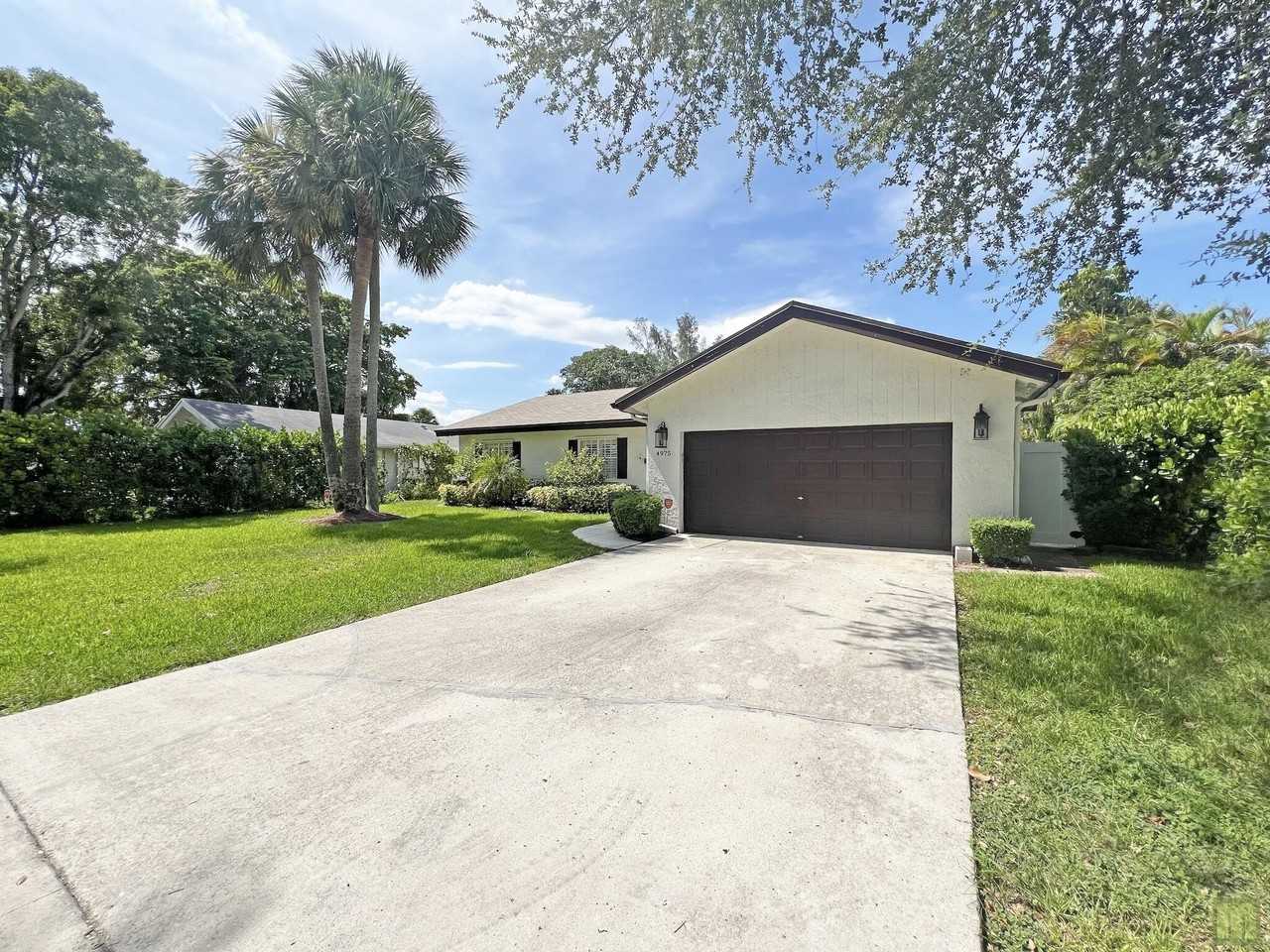 4975 Nw 6th St - Photo 2 of 32