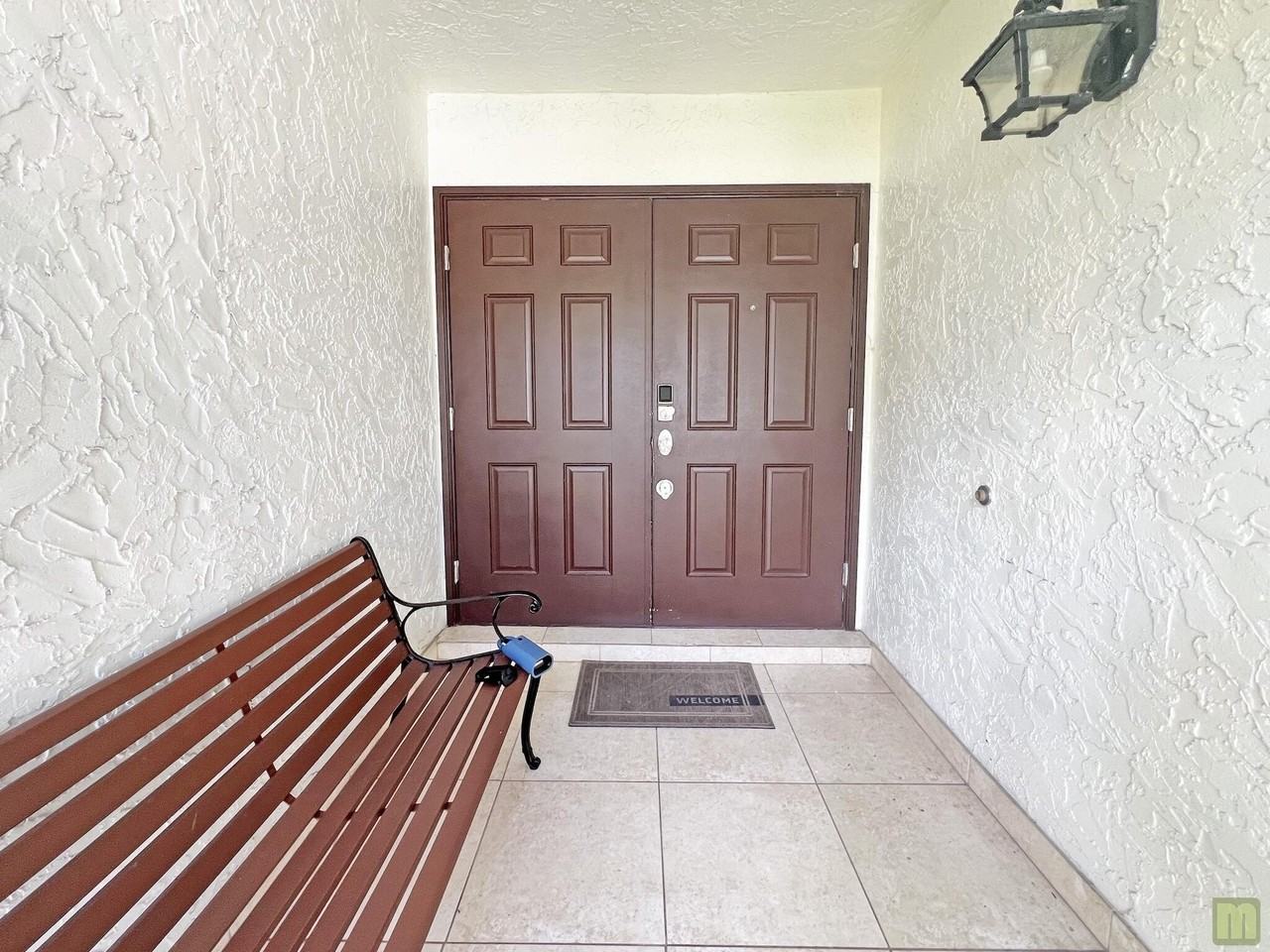 4975 Nw 6th St - Photo 4 of 32