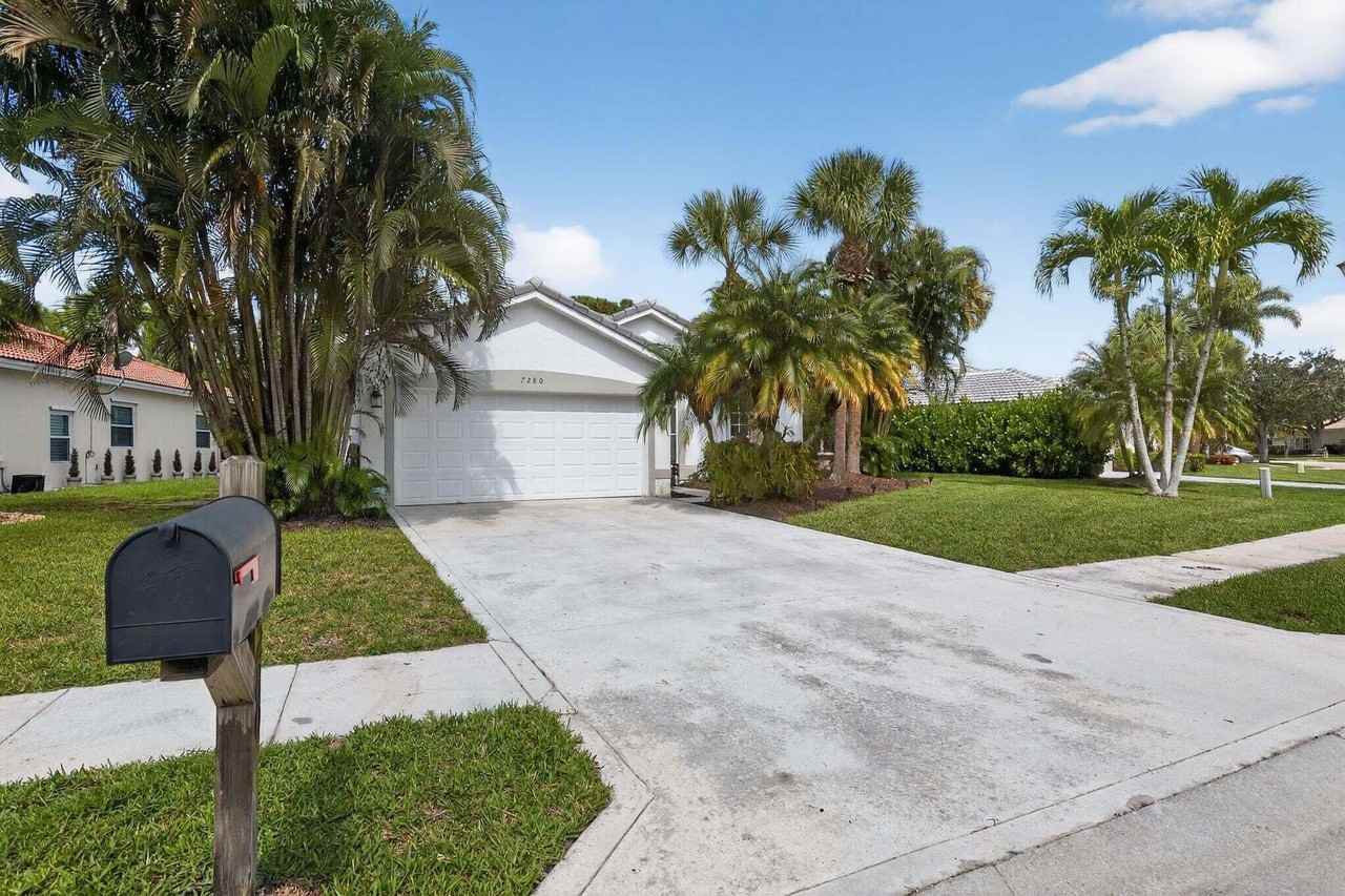 7280 Se Magellan Ln - Photo 2 of 28
