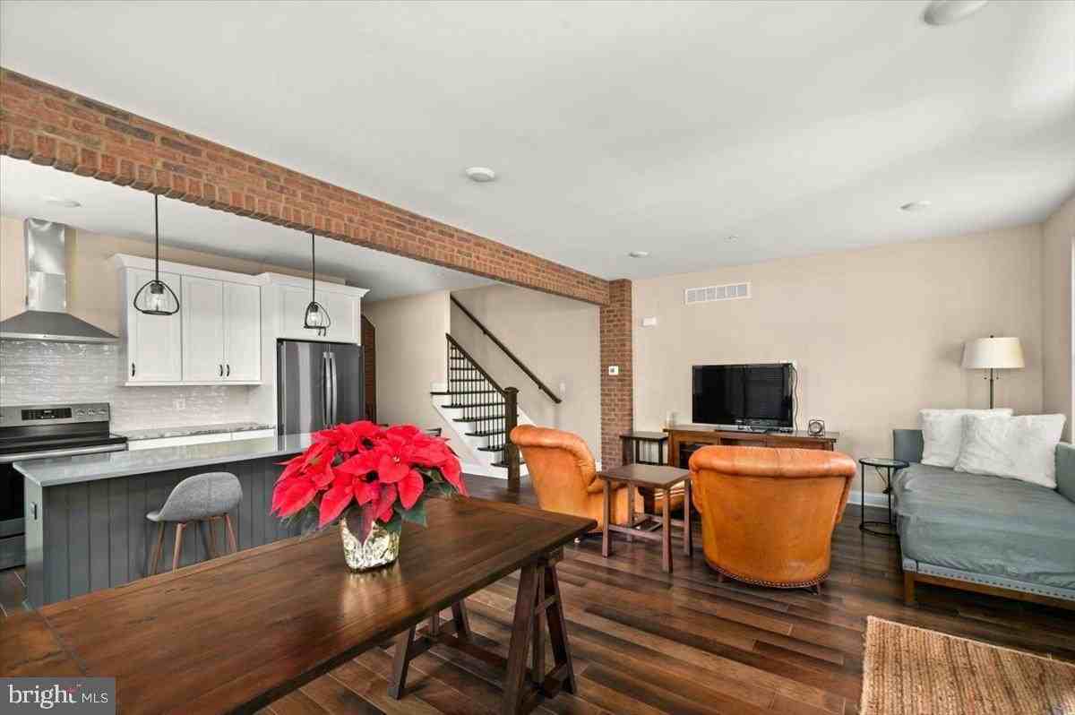 262 W Ashland St - Photo 5 of 17