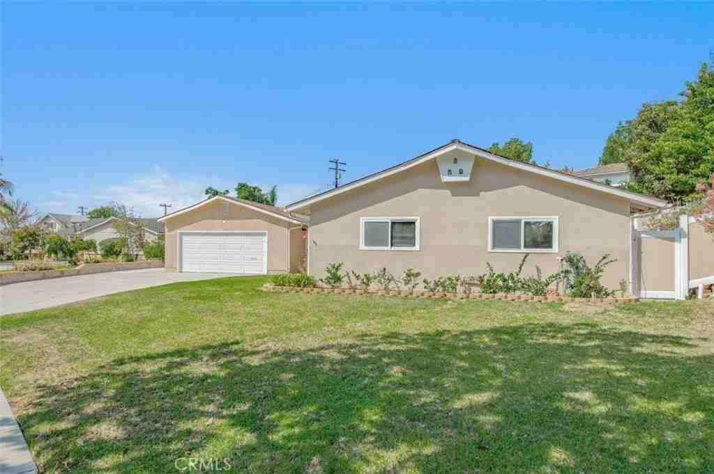1227 Riedel Ave - Photo 3 of 36