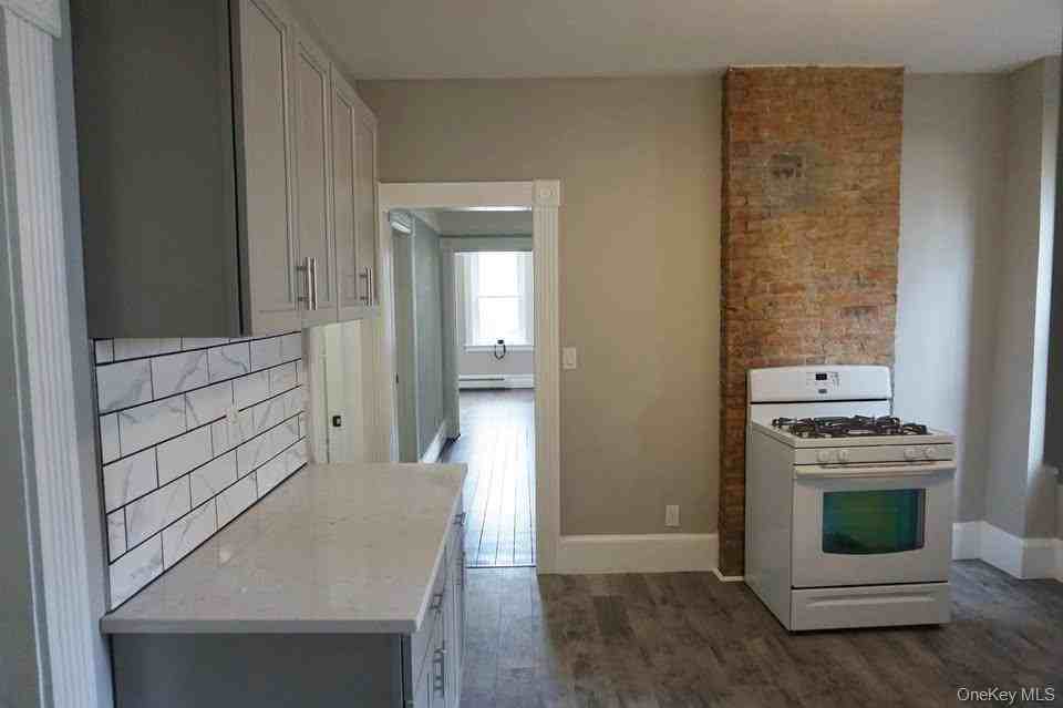 176 Mill St - Photo 3 of 10