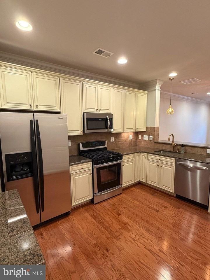 43603 Mcdowell Sq - Photo 7 of 23