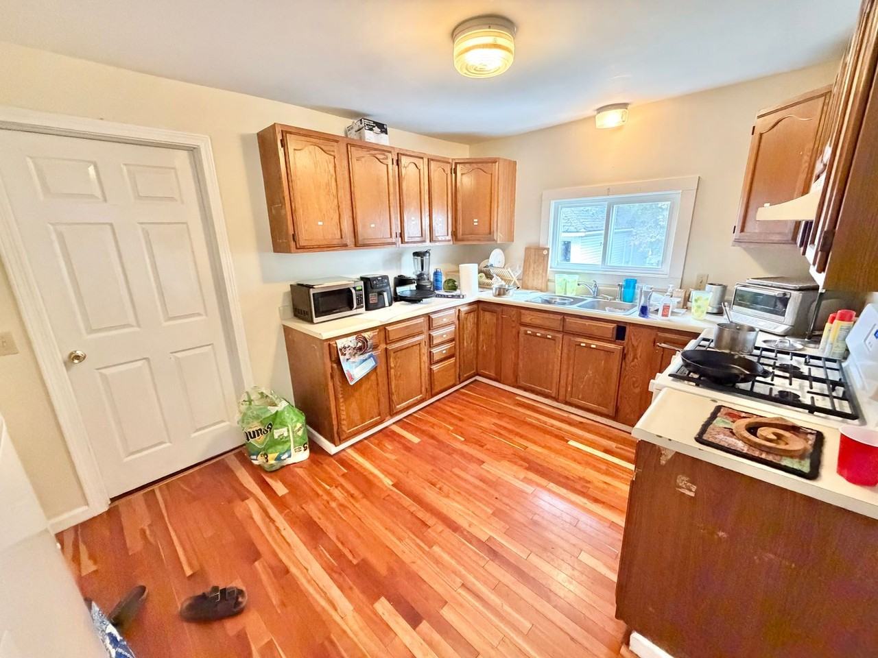 260 Colchester Ave - Photo 6 of 25