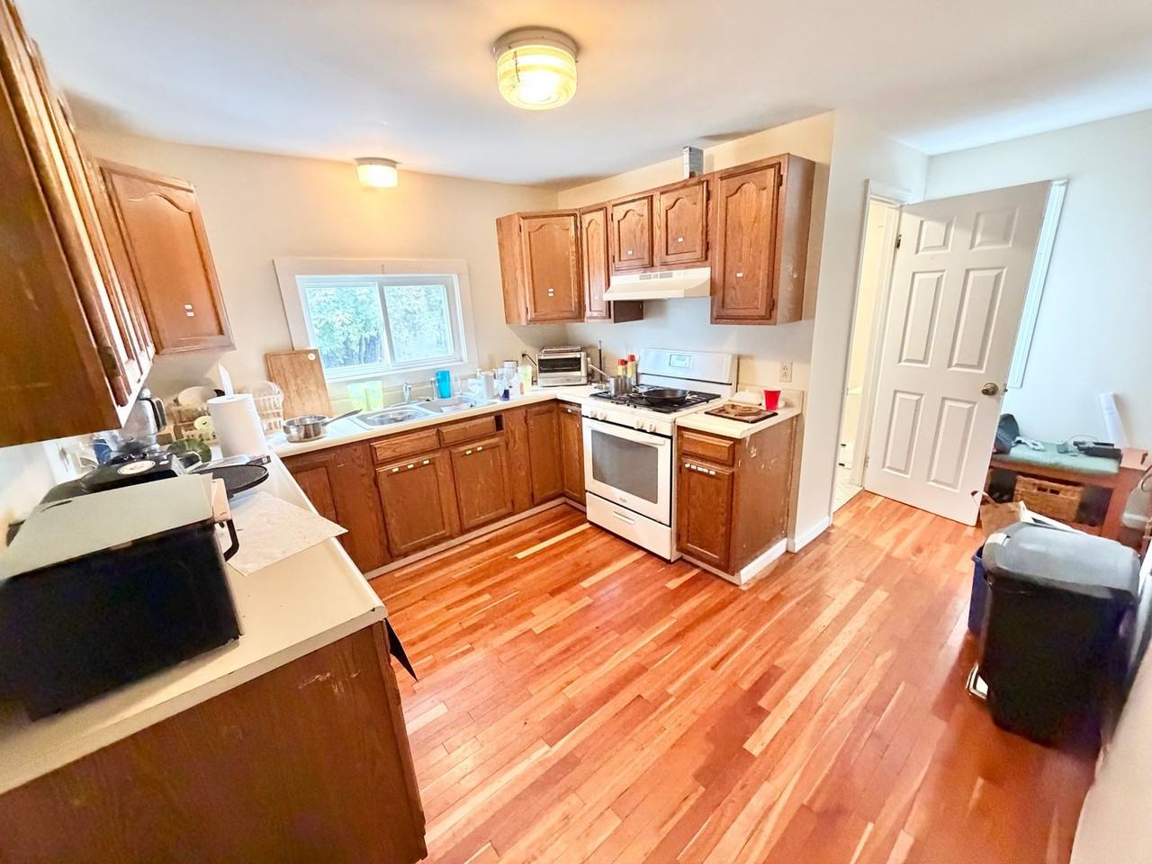260 Colchester Ave - Photo 7 of 25