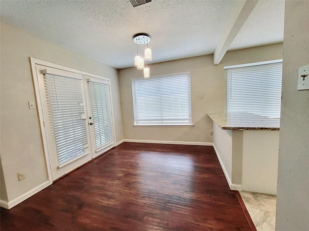 2711 S Brompton Dr - Photo 4 of 21