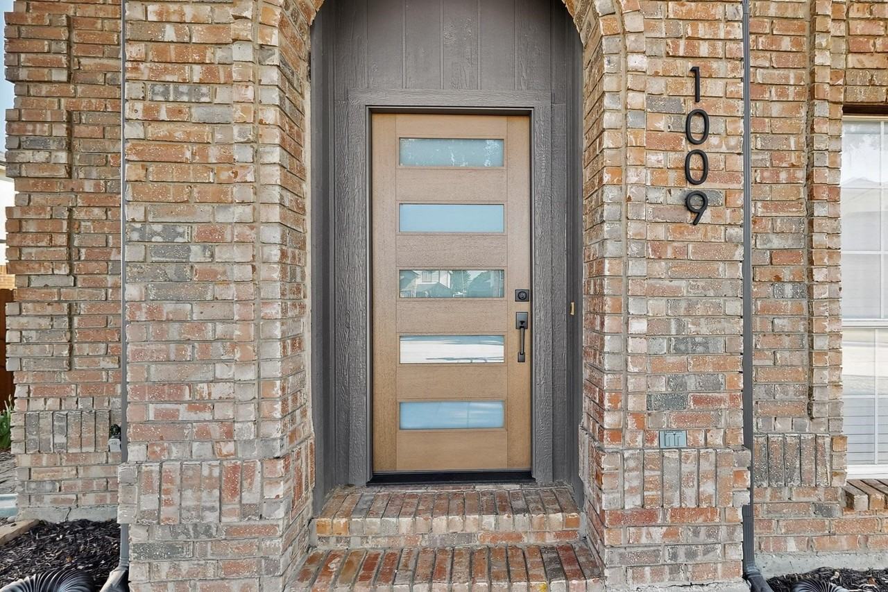 1009 Lake Bluff Dr - Photo 2 of 33
