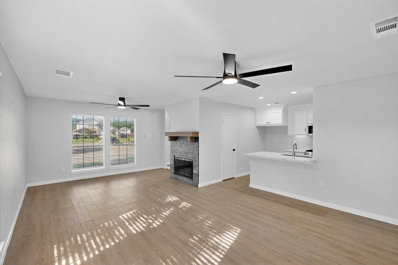 1009 Lake Bluff Dr - Photo 4 of 33
