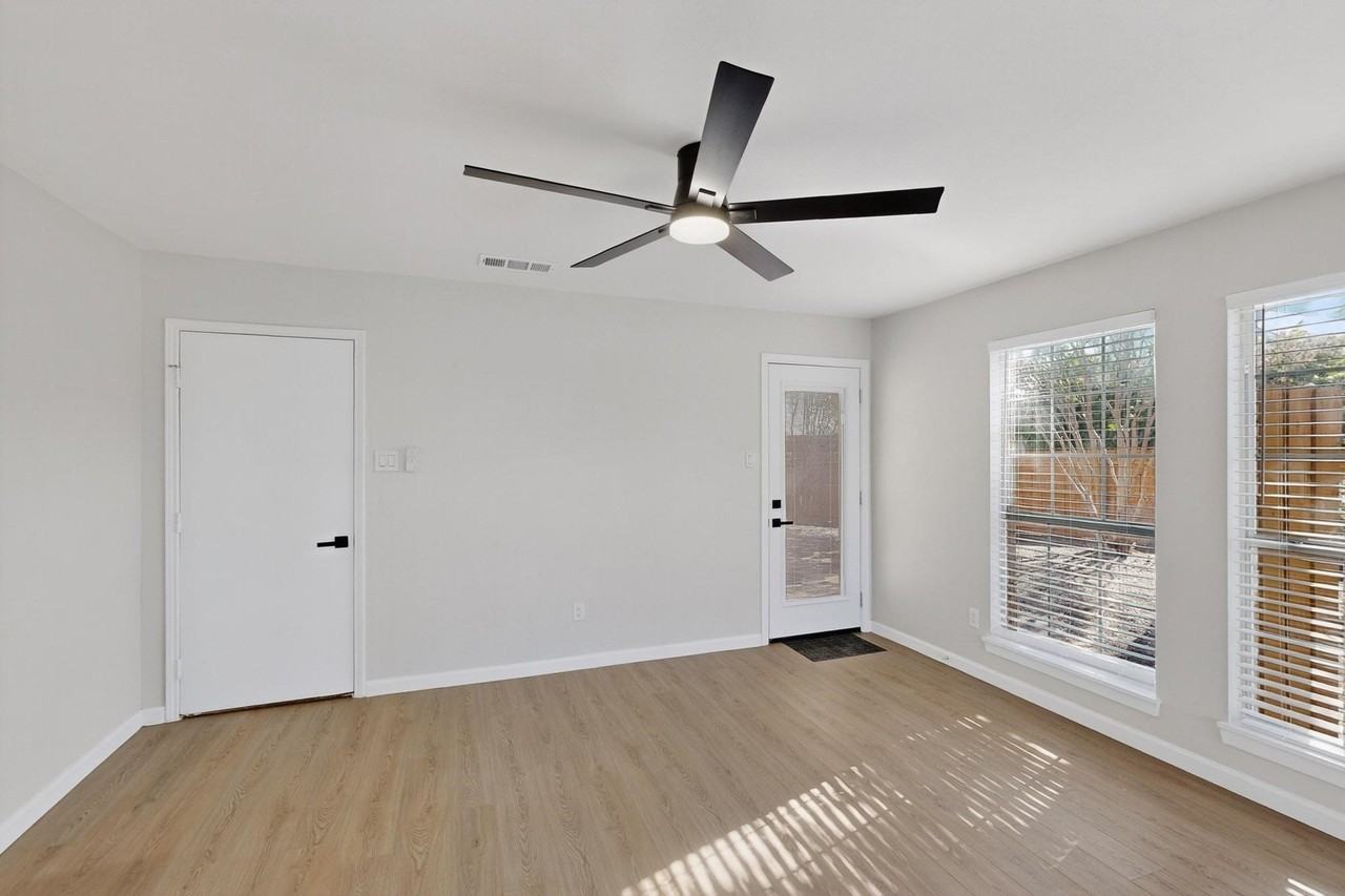 1009 Lake Bluff Dr - Photo 5 of 33