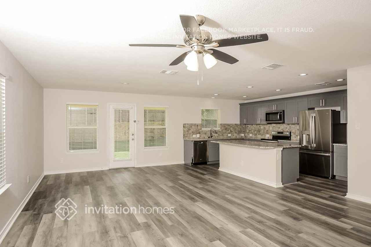 2620 Wayne Ave - Photo 4 of 16