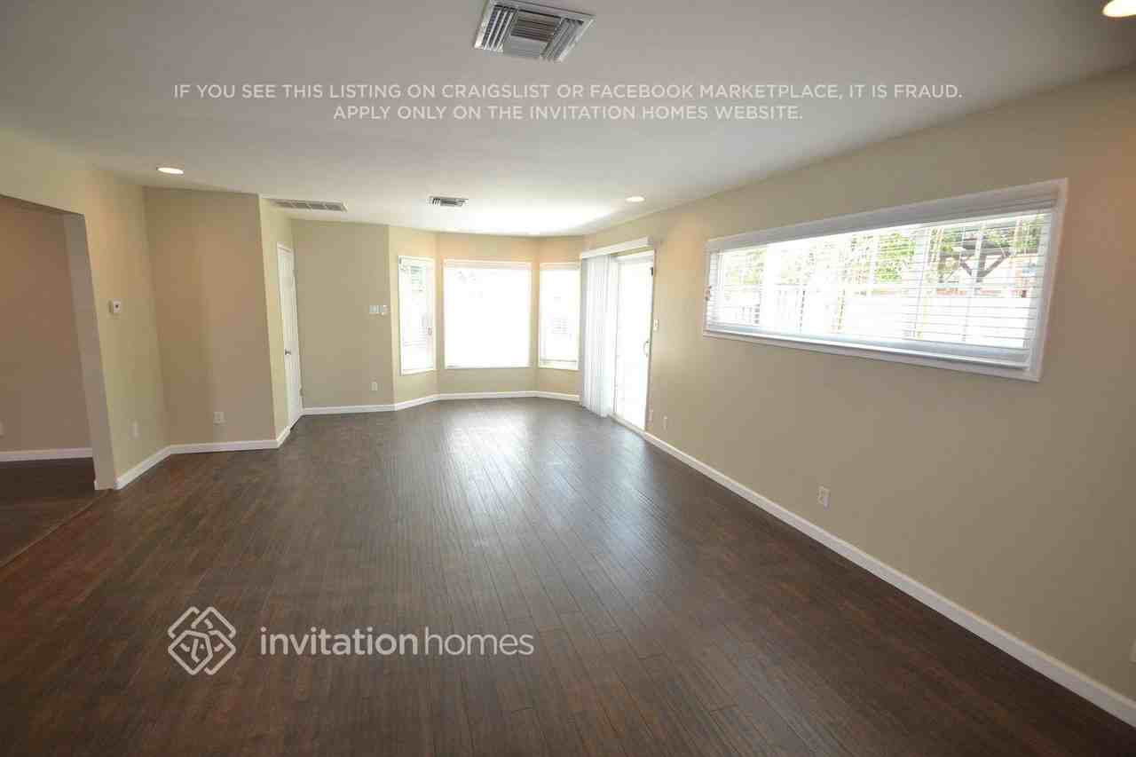 15309 Kingsbury St - Photo 3 of 9