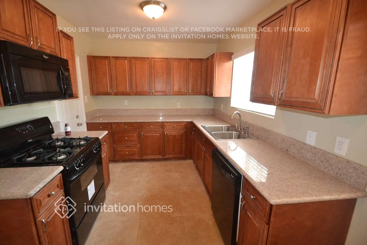 15309 Kingsbury St - Photo 5 of 9