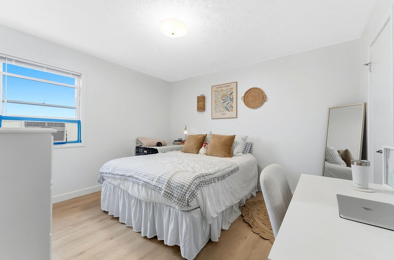 441/443 Overhill Street - Photo 3 of 36