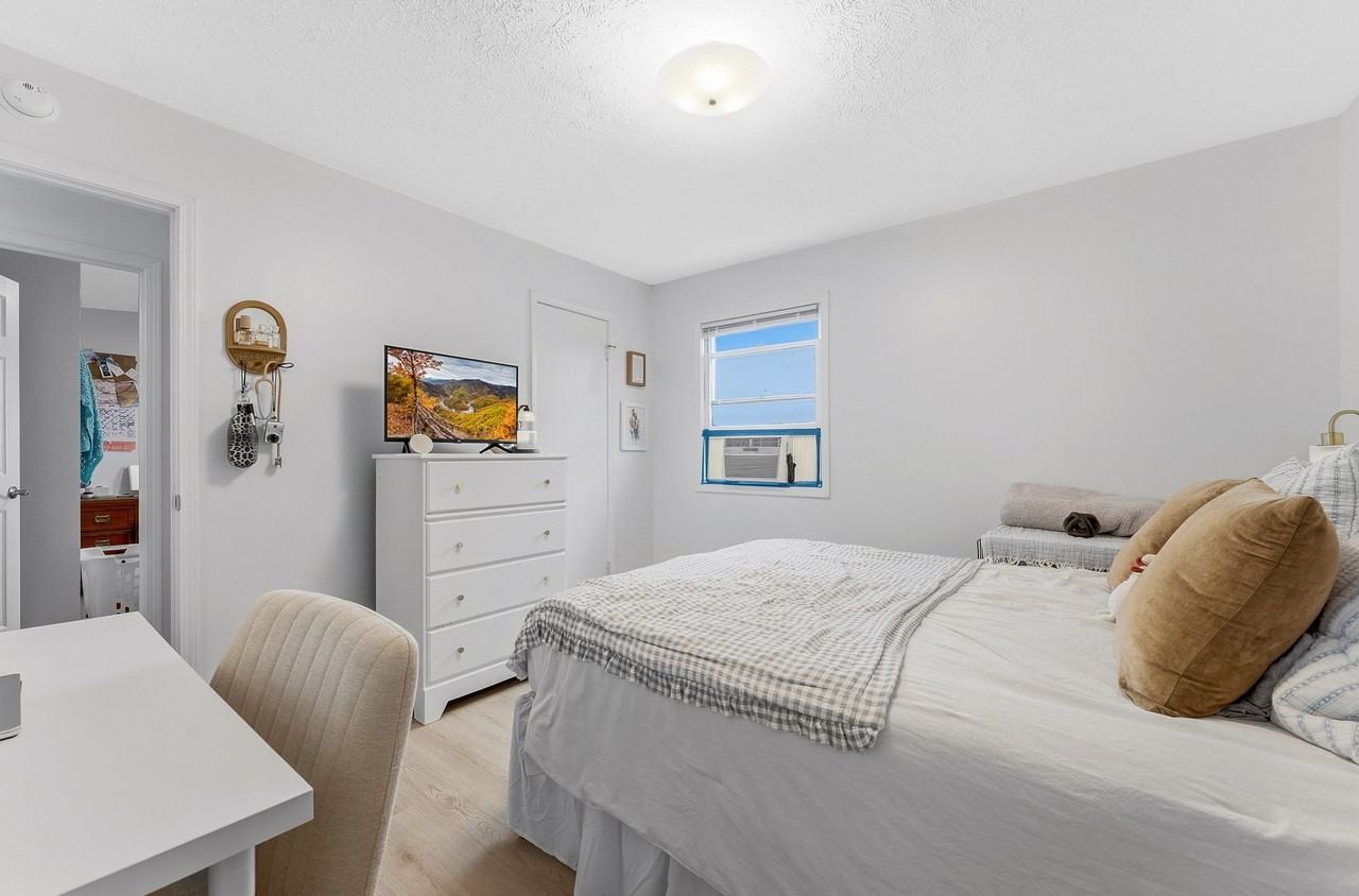 441/443 Overhill Street - Photo 5 of 36