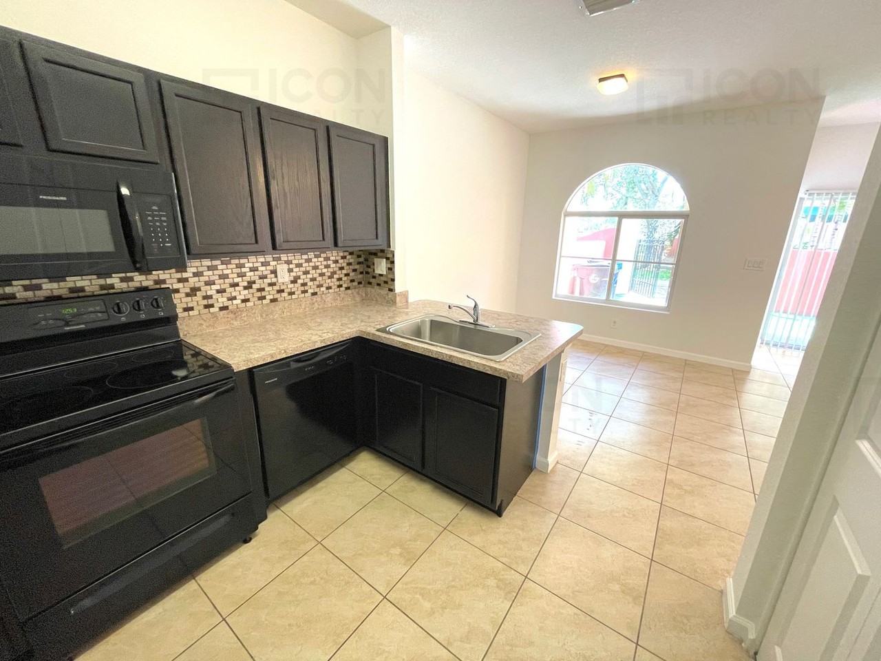 3627 Nw 30th Ct - Photo 4 of 11