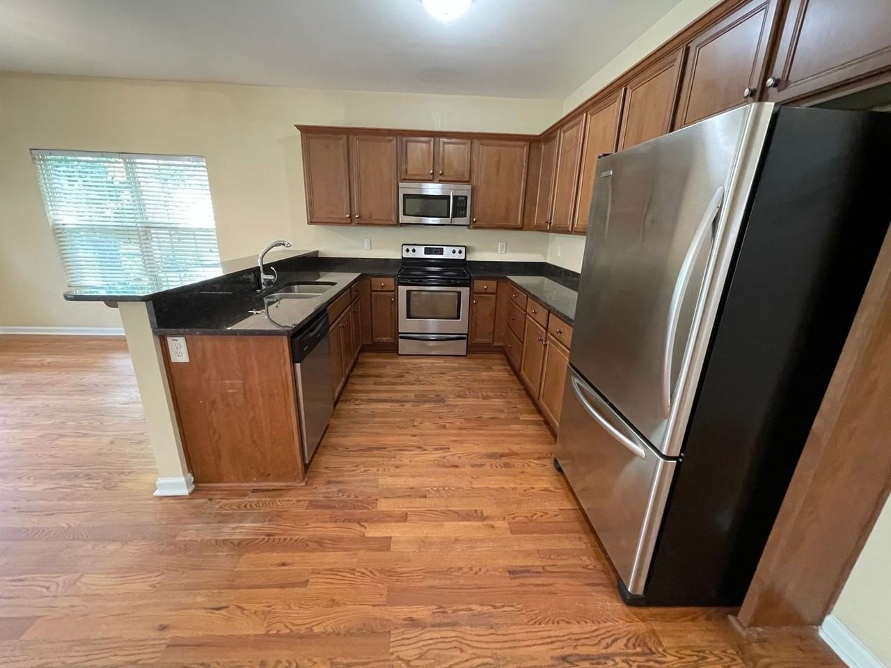 2206 S Milledge Ave - Photo 3 of 12