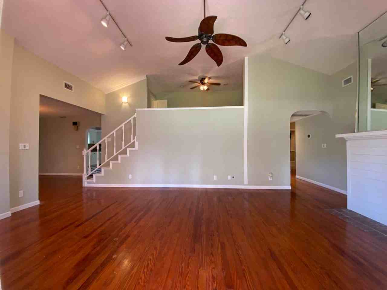 847 Daytona Ave - Photo 4 of 32