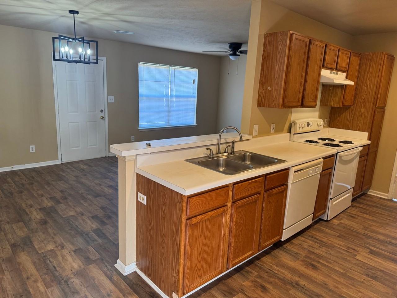 4304 Walnut Park Dr - Photo 3 of 12