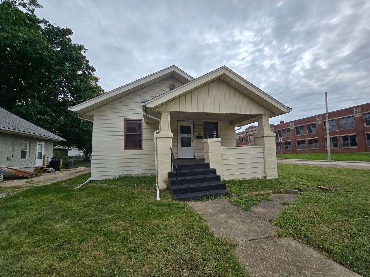622 Hannah St - Photo 2 of 17