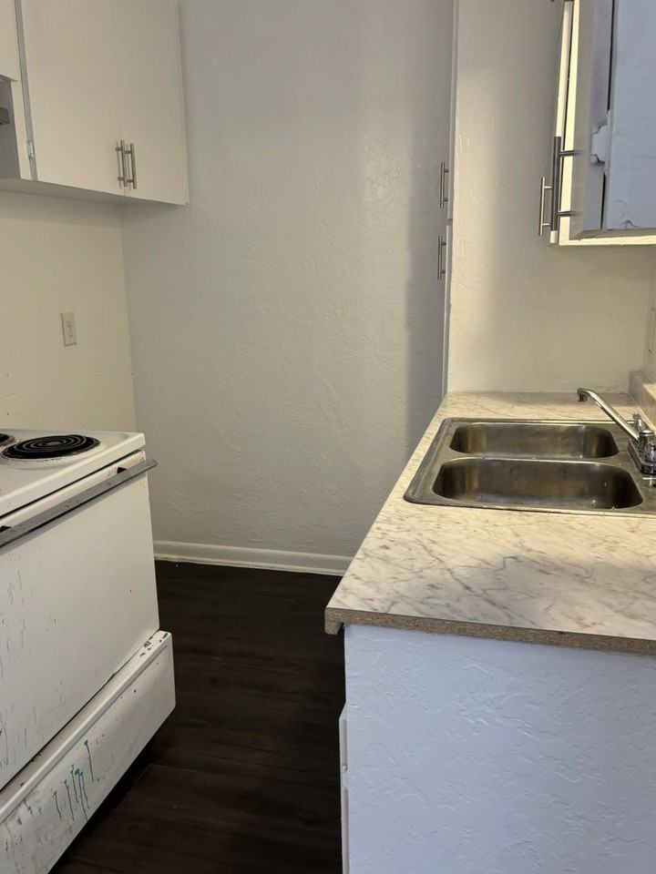 2819 Sw 33rd St - Photo 3 of 5