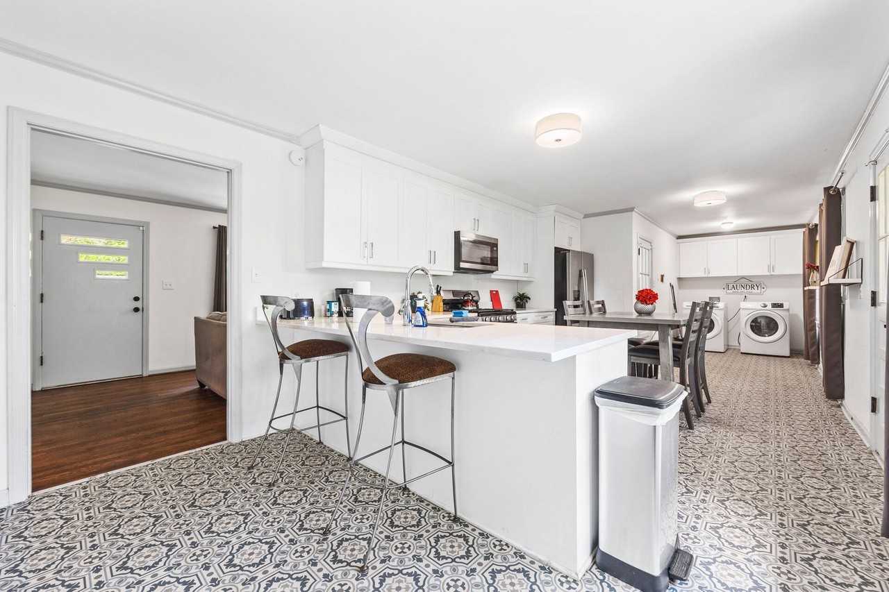 2523 Ben Hill Rd - Photo 6 of 26