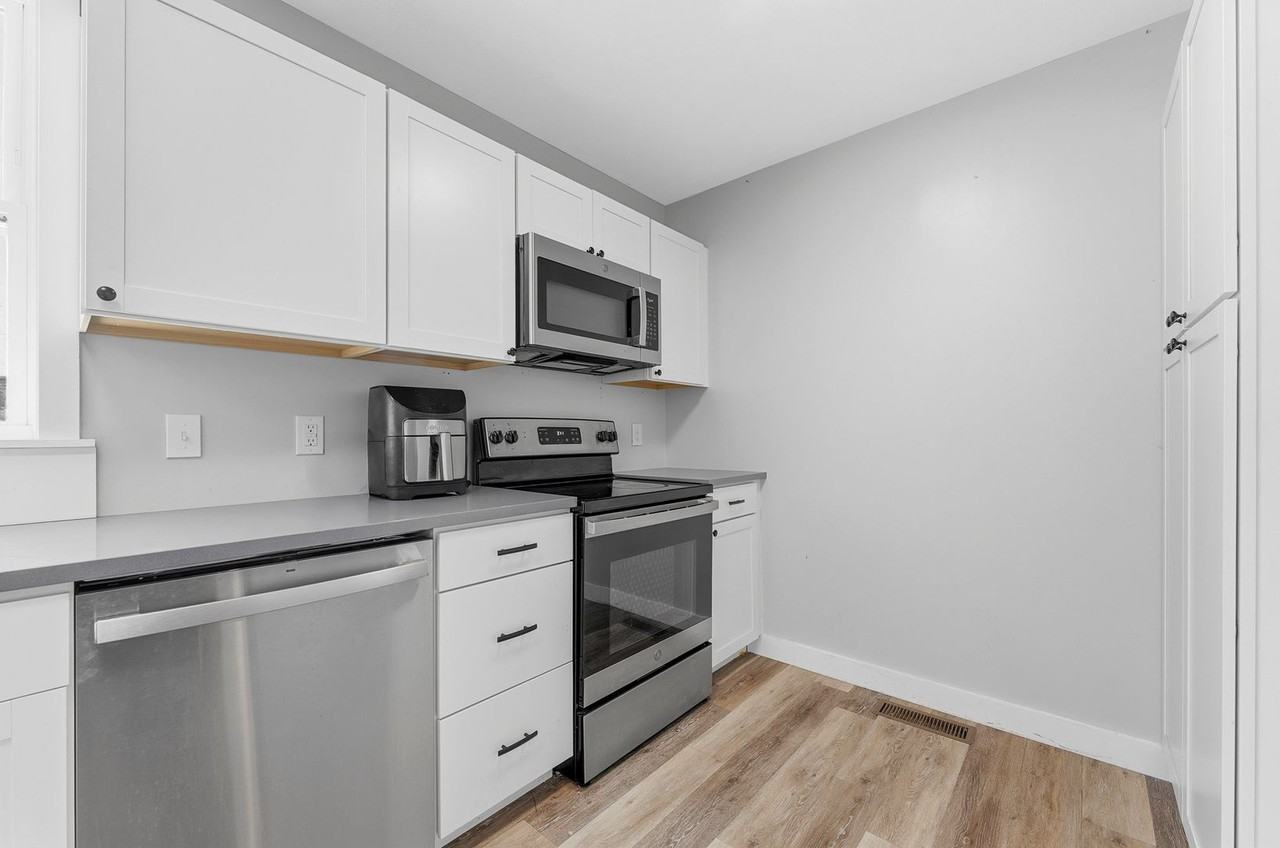 289 Wiles St - Photo 7 of 39
