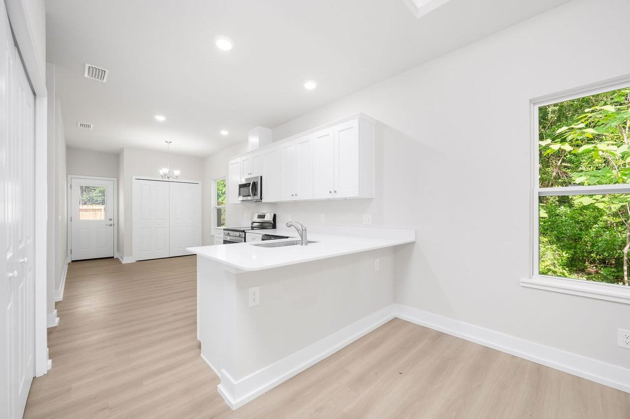 1507 Ne 6th Pl - Photo 3 of 10