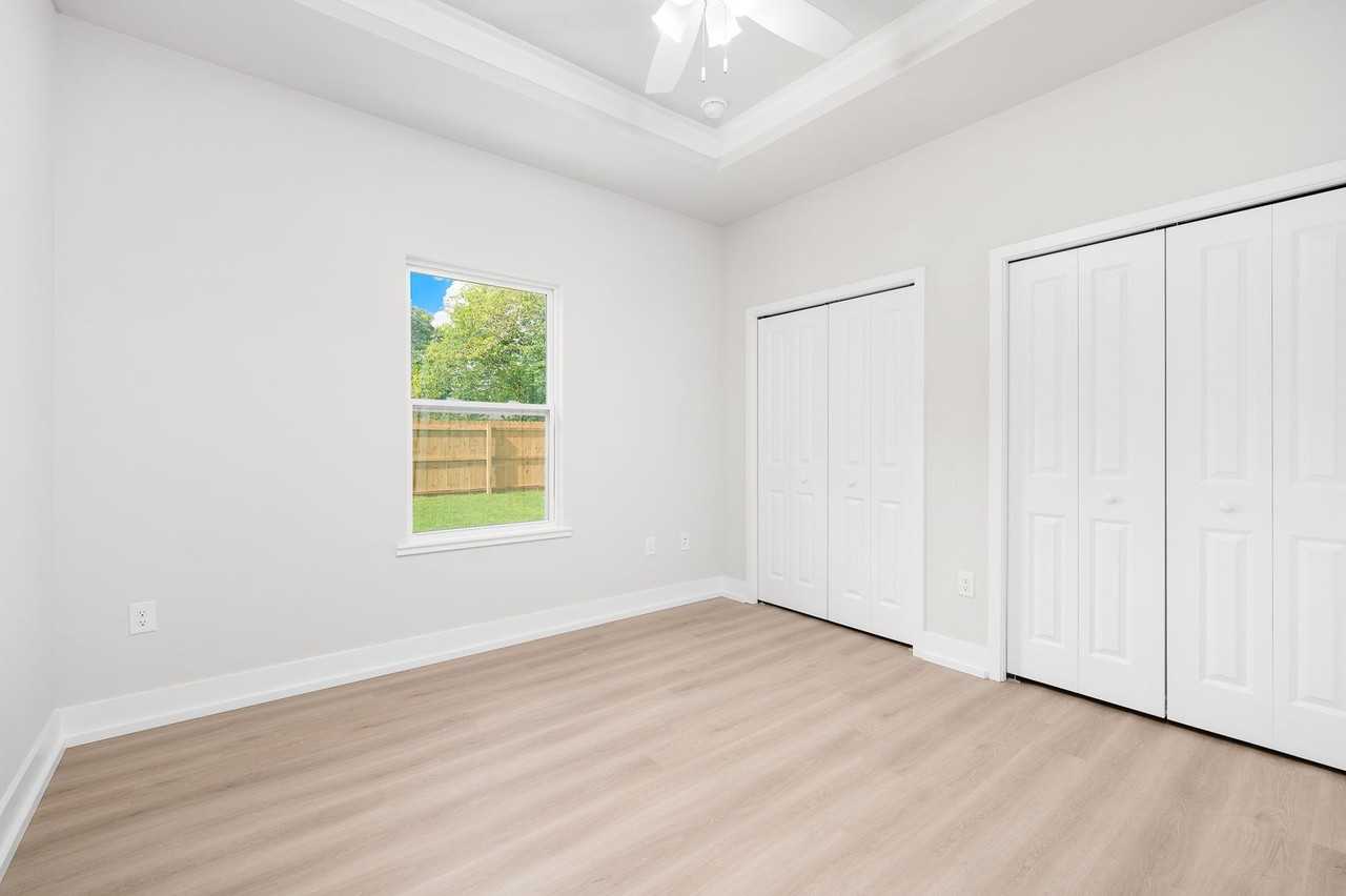 1507 Ne 6th Pl - Photo 5 of 10