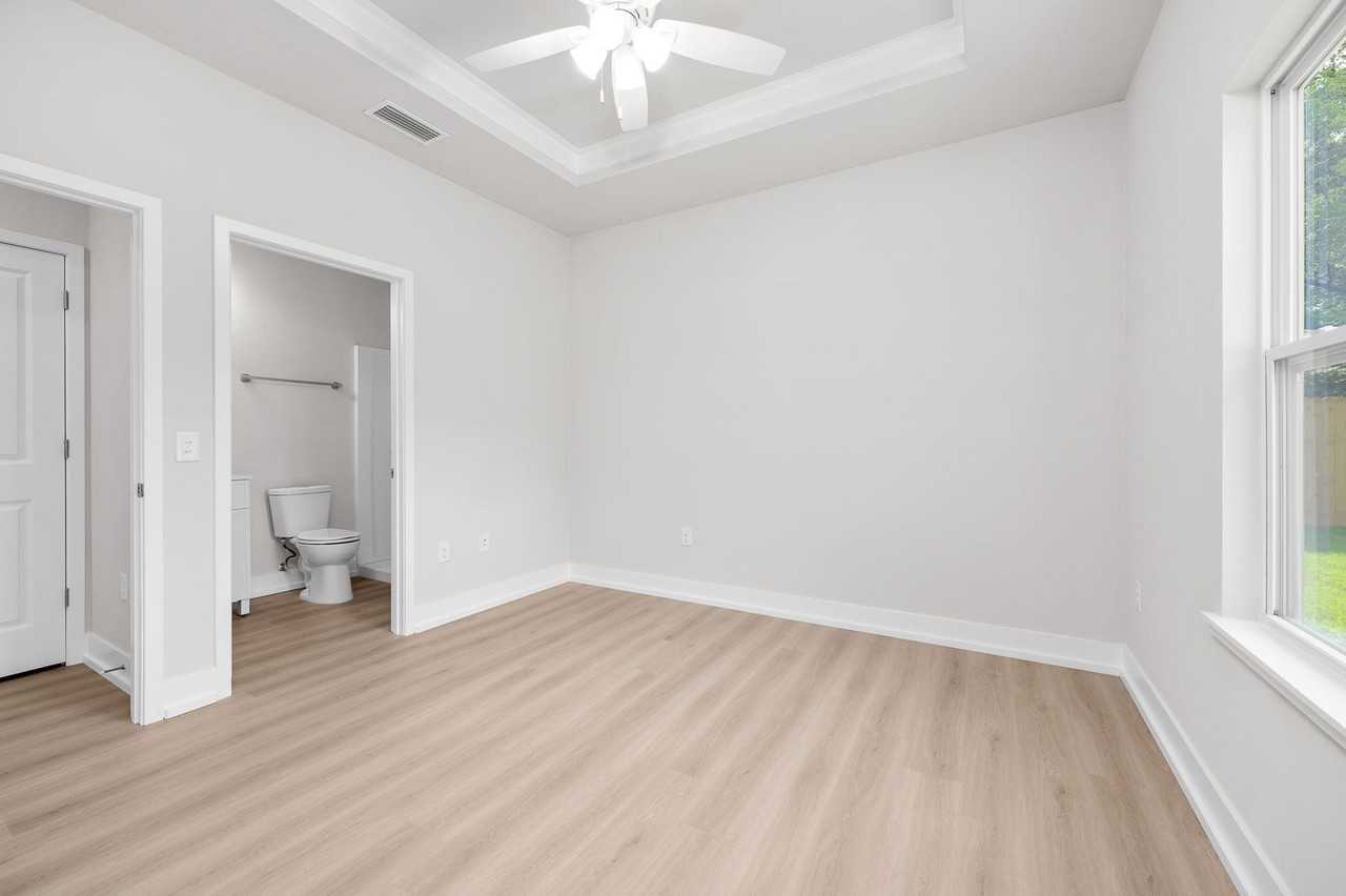 1507 Ne 6th Pl - Photo 6 of 10