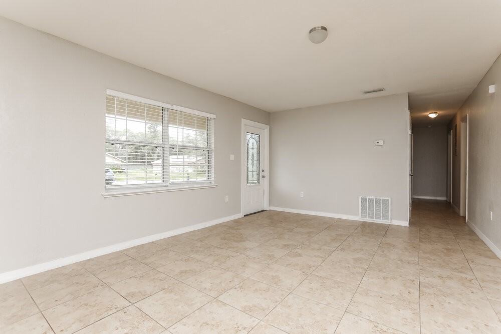 3915 Holly Ct - Photo 4 of 25