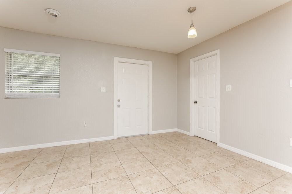 3915 Holly Ct - Photo 5 of 25