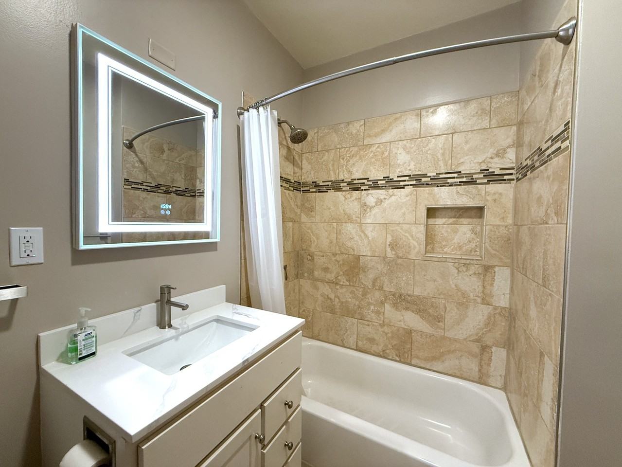 2615 North Maryland Avenue - Photo 3 of 35