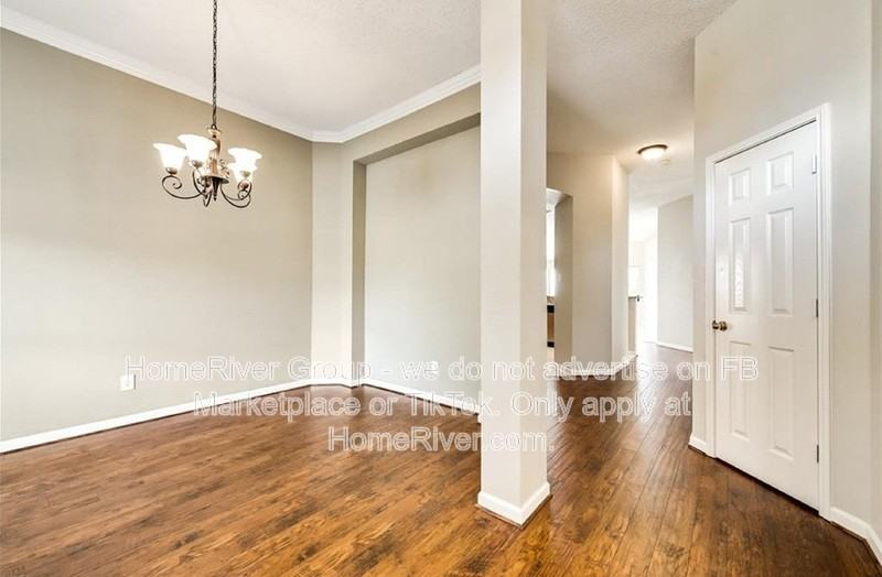 10209 Mallory Dr - Photo 4 of 23