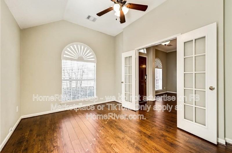 10209 Mallory Dr - Photo 5 of 23