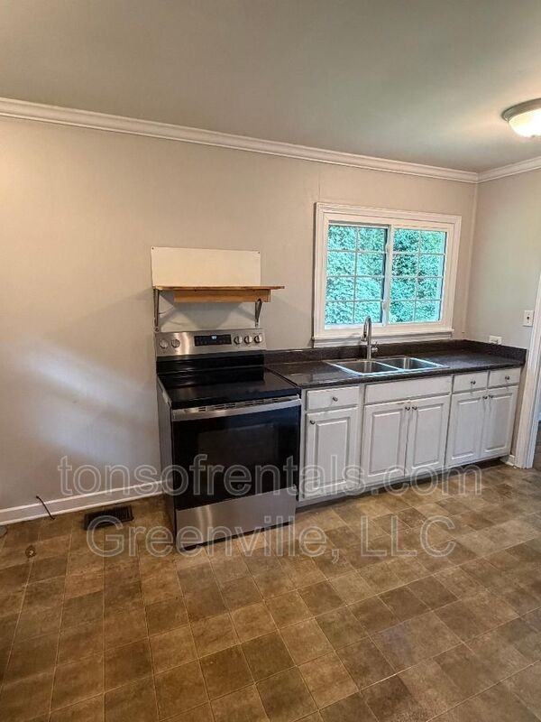 793 Hillview St - Photo 3 of 14