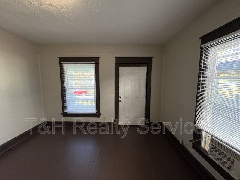1029 N Parker Ave - Photo 4 of 19