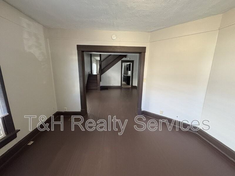 1029 N Parker Ave - Photo 5 of 19