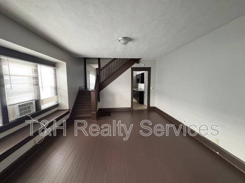 1029 N Parker Ave - Photo 6 of 19