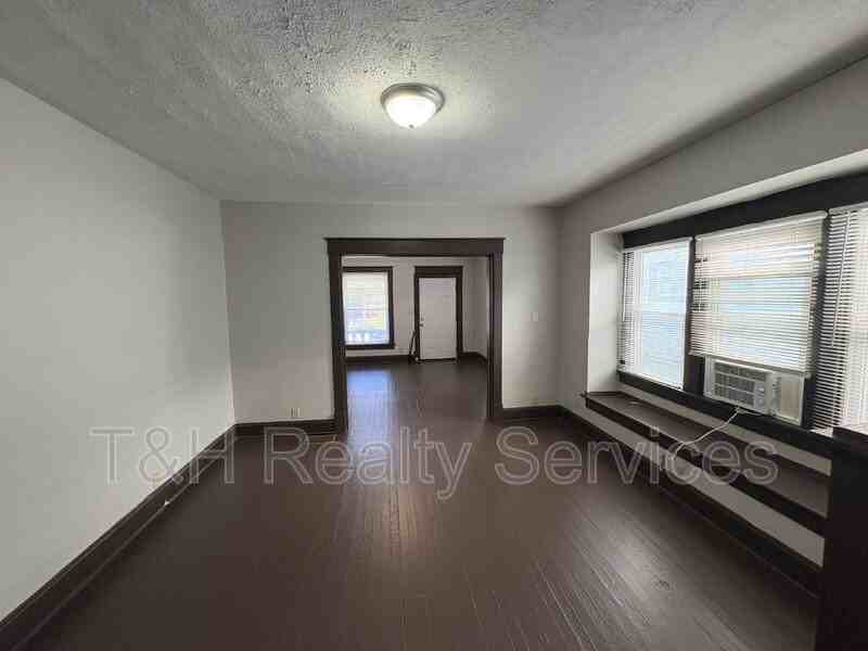 1029 N Parker Ave - Photo 7 of 19