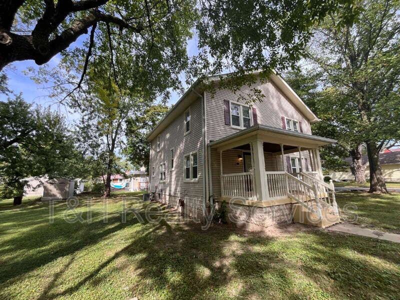 4860 E 14th St - Photo 5 of 19