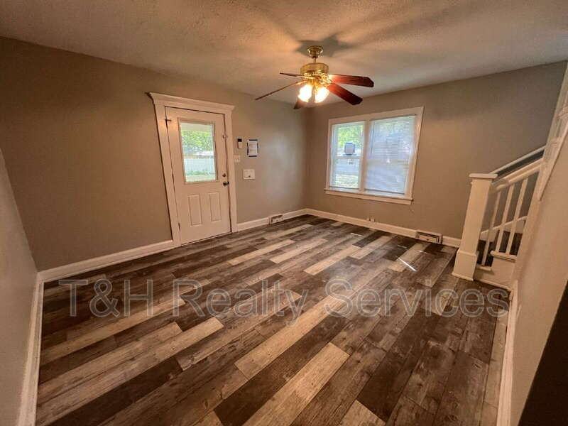 4860 E 14th St - Photo 6 of 19