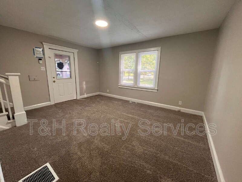 4862 E 14th St - Photo 5 of 19