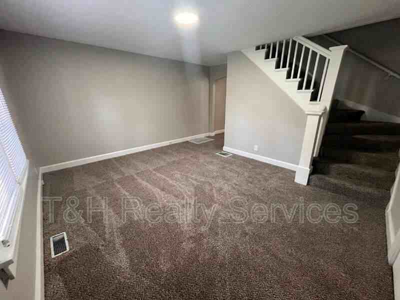 4862 E 14th St - Photo 6 of 19